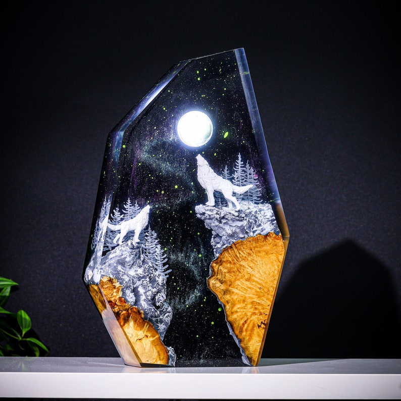 HUNTING MOON Howling Wolf Aurora Night Lamp